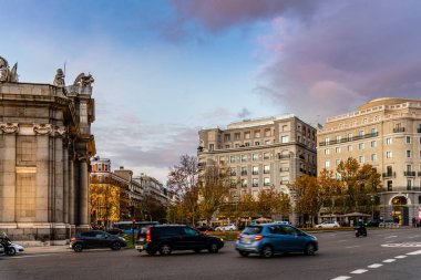 Puerta de Alcala, Madrid 'de Noel zamanı gün batımında