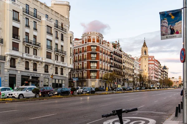 Calle Alcalá de Madrid con mucho tráfico — Foto de Stock