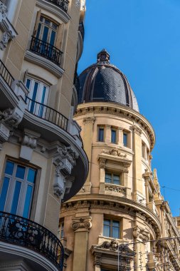 Madrid 'in Gran Via' sındaki şehir manzarası.