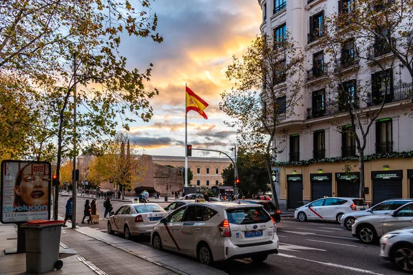 Via Serrano e grande bandiera spagnola a Colon a Madrid — Foto Stock