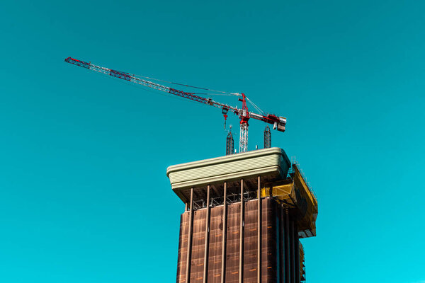 Реконструкция башни Колон на фоне голубого неба в Мадриде