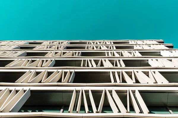 Vista de ángulo bajo de la fachada del edificio de oficinas contemporáneo — Foto de Stock