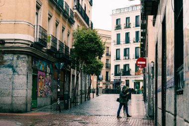 Madrid 'in Malasana bölgesinde yağmurlu bir gün
