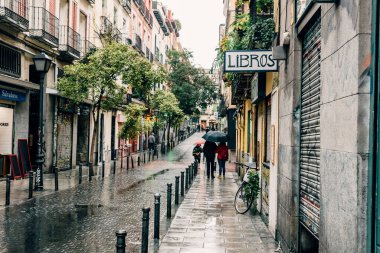 Madrid 'in Malasana bölgesinde yağmurlu bir gün