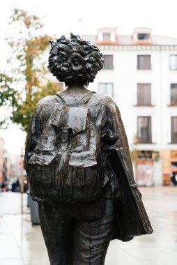 Madrid 'in Malasana ilçesinde genç bayan bronz heykel