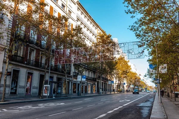 Calle Serrano en el barrio de Salamanca de Madrid — Foto de Stock