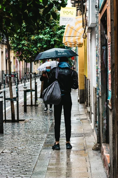 マドリードのマラサナ地区で雨の日のストリートシーン — ストック写真