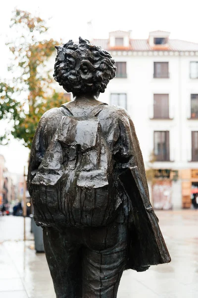 Escultura de bronze jovem mulher no distrito de Malasana em Madrid — Fotografia de Stock