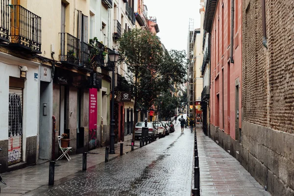 Vista de la calle un día lluvioso en el barrio de Chueca en Madrid — Foto de Stock