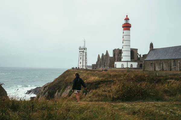 Brittany 'deki Pointe Saint Mathieu kayalıklarında bir kadın. — Stok fotoğraf