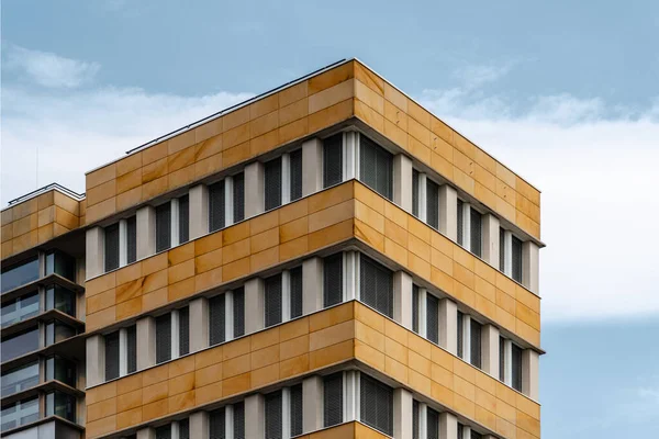 Modernes Architektur-Bürogebäude gegen den Himmel in Berlin — Stockfoto