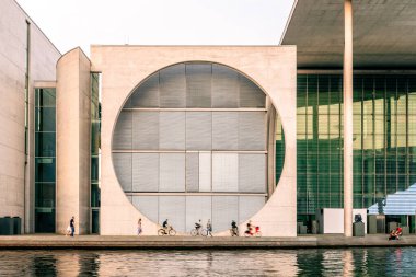 Yazın gün batımında Berlin 'de hükümet binası