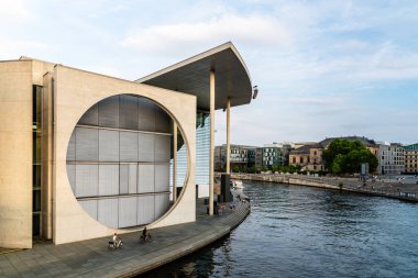 Berlin 'deki Marie-Elisabeth-Luders-Haus binasının panoramik manzarası