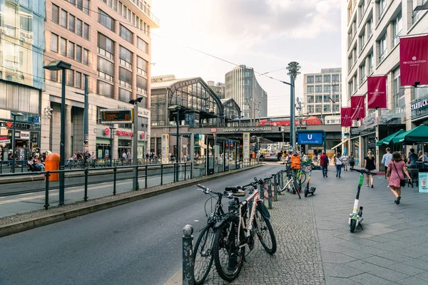 Widok na ulicę Friedrichstrasse w Berlinie z dworca kolejowego Friedrichstrasse — Zdjęcie stockowe