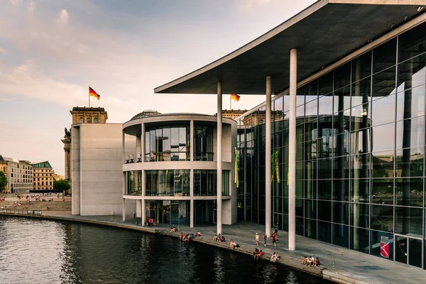 柏林政府辖区Paul Loebe Building and Bundestag — 图库照片