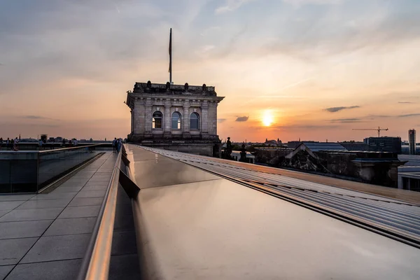 Paysage urbain de Berlin au coucher du soleil depuis le toit du nouveau bâtiment du Reichstag — Photo