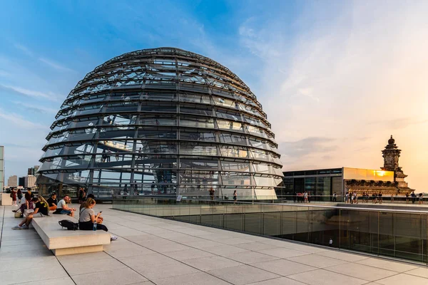 Vista al atardecer de la cúpula del edificio del Reichstag en Berlín — Foto de Stock