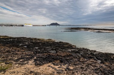 Fuerteventura 'daki Corralejo Körfezi manzaralı.