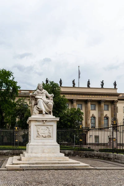 Berlin Üniversitesi 'nde Wilhelm von Humboldt heykeli — Stok fotoğraf