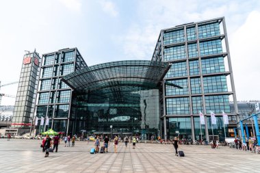 Berlin 'deki merkez tren istasyonu. Berlin - Hauptbahnhof