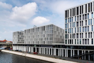 Berlin 'in Mitte bölgesindeki modern ofis binaları gökyüzüne karşı