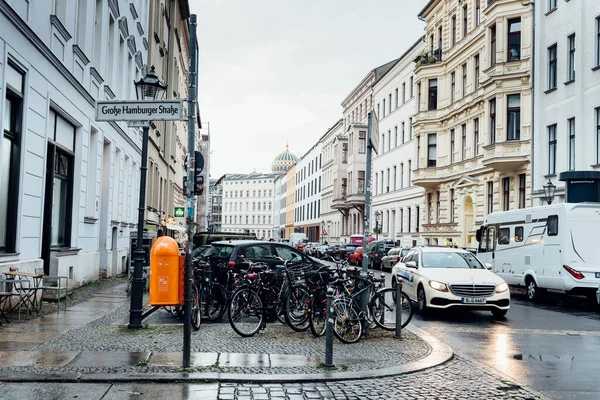 Calle en el centro de Berlín un día lluvioso de verano — Foto de Stock