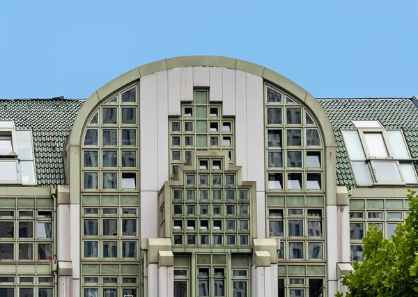Modern commercieel gebouw met groene metalen gevel tegen de blauwe lucht in Kurfurstendamm in Berlijn — Stockfoto
