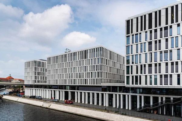 Moderne Bürogebäude im Regierungsviertel in Berlin Mitte gegen den Himmel — Stockfoto