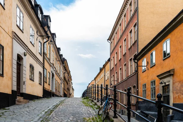 Rua calçada pitoresca com casas coloridas em Estocolmo — Fotografia de Stock