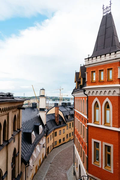 Malebná dlážděná ulice s barevnými domy v Sodermalm ve Stockholmu — Stock fotografie