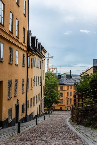 Γραφικό λιθόστρωτο δρόμο με πολύχρωμα σπίτια στο Sodermalm της Στοκχόλμης — Φωτογραφία Αρχείου