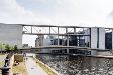 Berlin 'de Spree nehri boyunca hükümet binası