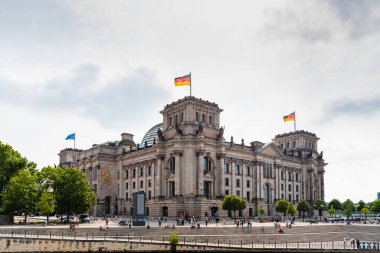 Berlin 'deki ünlü Reichstag binasının panoramik manzarası