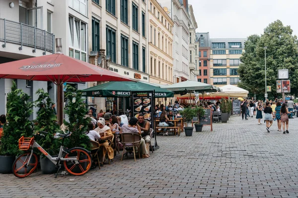 Persone che godono in ristoranti e terrazze a Hackescher Markt a Berlino — Foto Stock