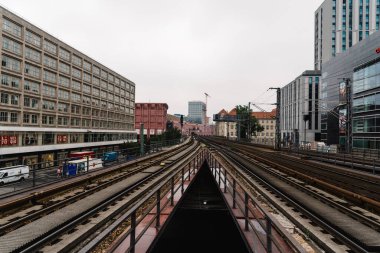 Berlin 'deki binaların ortasındaki tren istasyonunda yükseltilmiş.