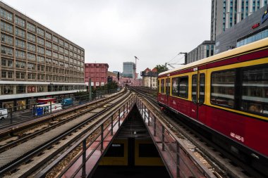 Berlin 'deki binaların ortasındaki tren istasyonunda yükseltilmiş.
