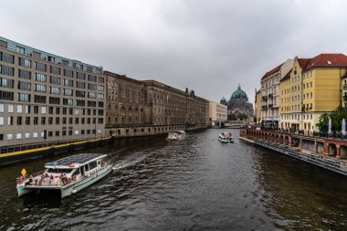 Berlin 'in Spree River' dan manzarası bulutlu bir gün