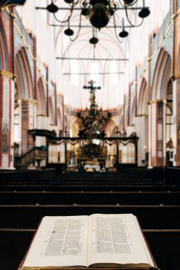 Stralsund 'daki Aziz Niklas Kilisesi' nin içindeki İncil.