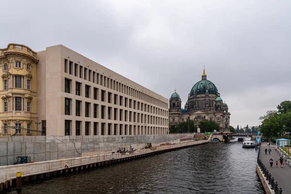 Cityscape Berlína z řeky Sprévy. Berliner Dom — Stock fotografie