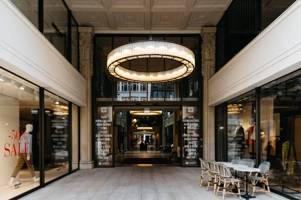 Centro comercial de luxo com lojas de moda em Hamburgo — Fotografia de Stock