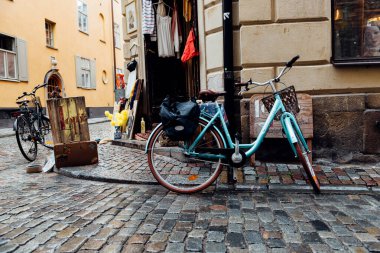 Stockholm 'deki eski moda mağazasının önüne park edilmiş bisikletler.