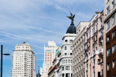 Madrid, İspanya 'nın merkezindeki Gran Via Bulvarı' nın manzarası