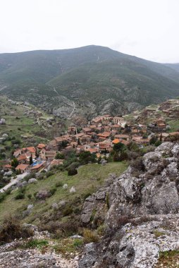 Patones 'un eski ve turistik köyünün panoramik manzarası