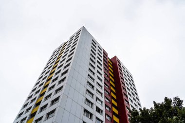 Doğu Berlin 'deki Sovyet döneminden kalma konut binaları.