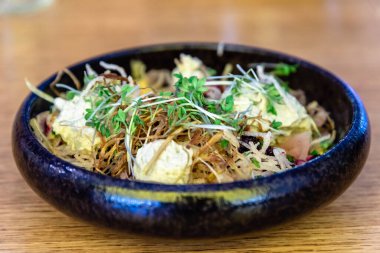 Tipik İsveç salatası. Vejetaryen yemeği.