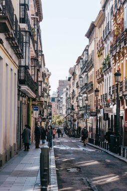 Madrid 'de Barquillo Caddesi' ndeki sokak manzarası