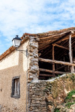 Madrid 'in Horcajuelo de la Sierra köyünde eski bir ahşap ahşap ev.