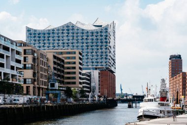 Hamburg 'daki Sandtorhafen Kanalı ve Elbphilharmonie şehri