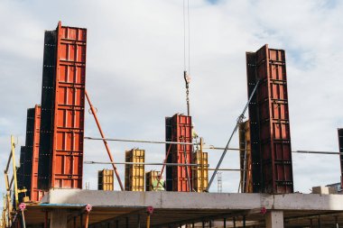 İnşaat sahasına beton dökülmeye hazır yapı sütunları