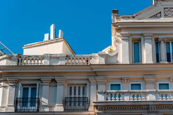 马德里有阳台的旧式豪华住宅 — 图库照片